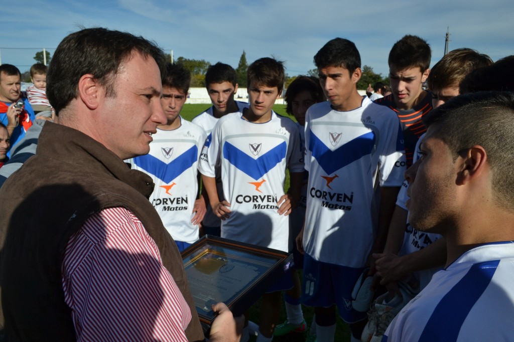 Jóvenes promesas. El senador Enrico con jugadores de Cuarta Especial de Sportivo Rivadavia de Venado Tuerto