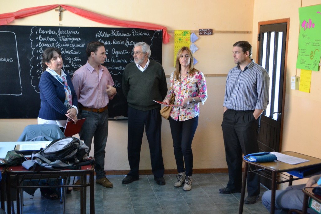 Concreción de obras. El senador Enrico junto a autoridades en el Colegio San José de Amenábar (1)