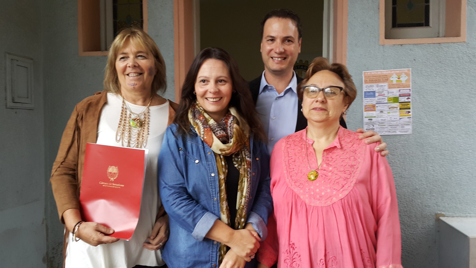 Una nueva institución. El senador Enrico junto a integrantes de Ayuda al Enfermo de Parkinson en Venado (1)