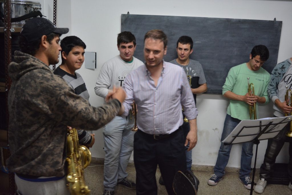 Respaldo a la Banda Infanto Juvenil de Música. El senador Enrico en Hughes (1) (1)