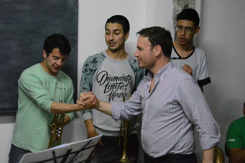 Respaldo a la Banda Infanto Juvenil de Música. El senador Enrico en Hughes (2)
