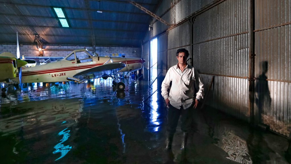 Beltramino en el hangar cubierto de agua. Foto: Diego Lima