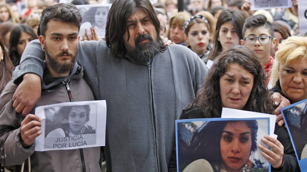 Los Padres y el hermano acompañados por familiares y amigos se movilizaron hasta el Palacio Municipal para pedir justicia por Lucia, la chica violada y asesinada Mar del Plata 15 de Octubre de 2016. Foto: Mauro V. Rizzi