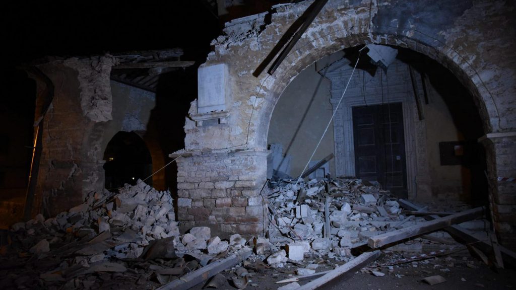 VSO01. VISSO (ITALIA), 26/10/2016.- Vista de escombros hoy, 26 de octubre de 2016 en la villa Sant'Antonio, cerca a Visso (Italia). Un nuevo seísmo de magnitud 5,4 sacudió hoy el centro de Italia y causó dos heridos, dos meses después del que provocó la muerte a 297 personas también en el centro del país, despertando así de nuevo el miedo y temor en la gente. EFE/MATTEO CROCCHIONI
