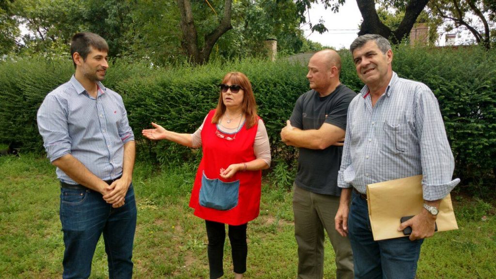 junto-a-la-directora-del-jardin-251-visitando-el-predio